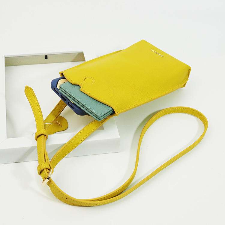 2021一(yī)字肩皮革小(xiǎo)手袋斜挎包設計(jì)師(shī)網格斜挎包