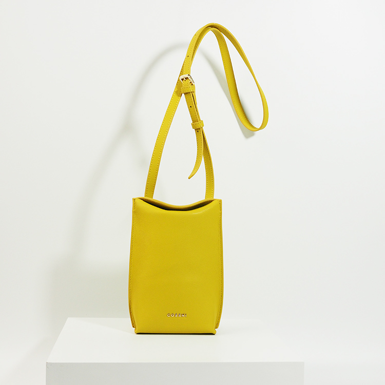 2021一(yī)字肩皮革小(xiǎo)手袋斜挎包設計(jì)師(shī)網格斜挎包