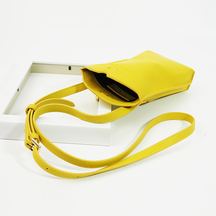 2021一(yī)字肩皮革小(xiǎo)手袋斜挎包設計(jì)師(shī)網格斜挎包